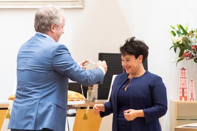 911045 Afbeelding van burgemeester Sharon Dijksma die de ambtsketen krijgt omgehangen bij haar installatie als ...